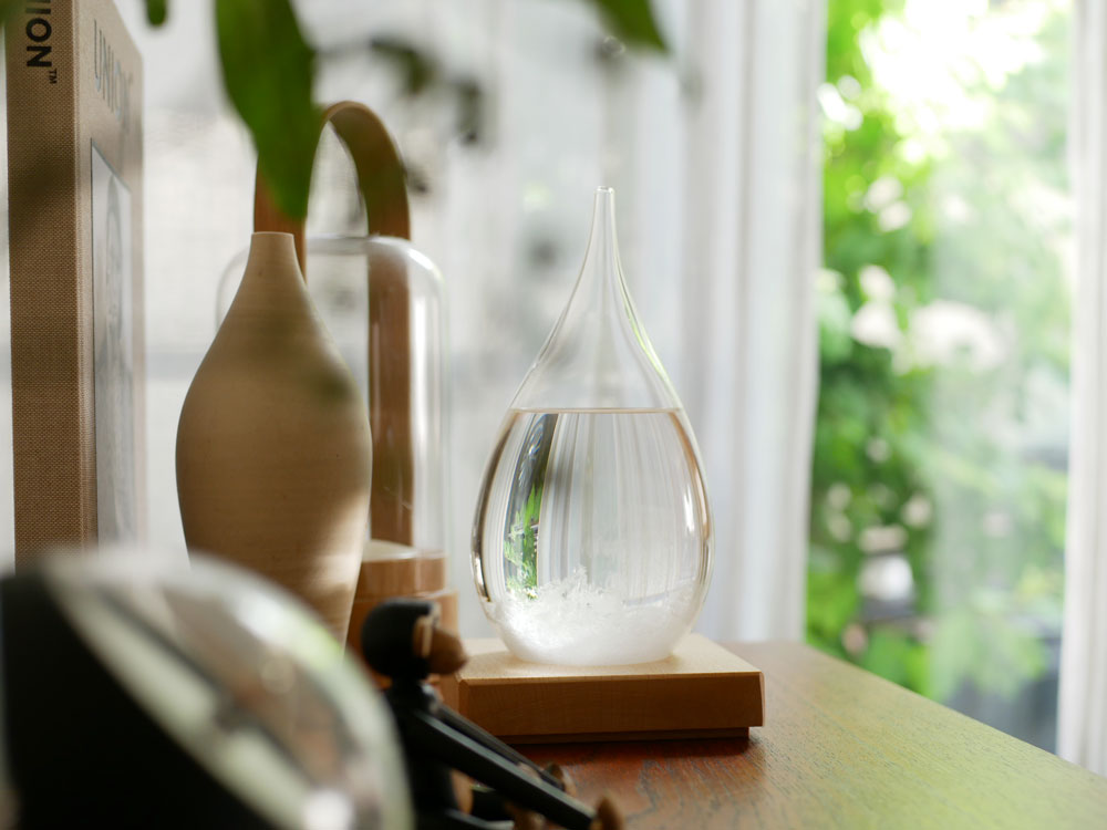 ヒャクパーセント Tempo Drop ガラスボトル内に自然な結晶が形成されている様子