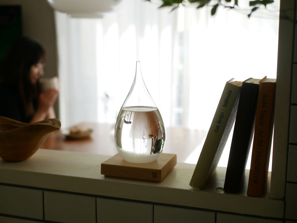 透明なガラス製ボトル「Tempo Drop」に液体が入った静物写真