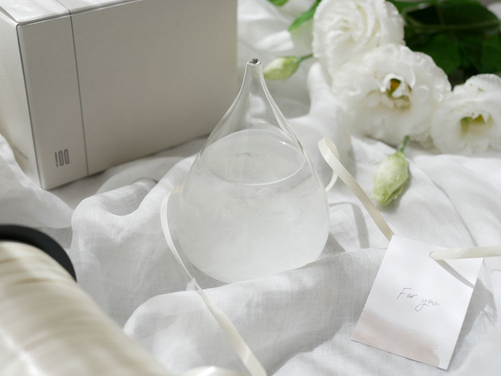 Tempo Dropのガラス容器に入った透明な液体と結晶が形成されている静物写真