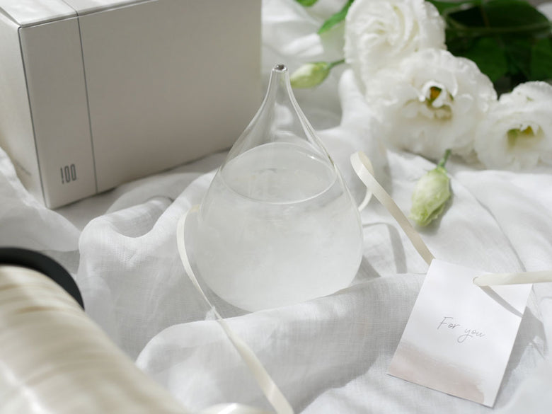 Tempo Dropのガラス容器に入った透明な液体と結晶が形成されている静物写真