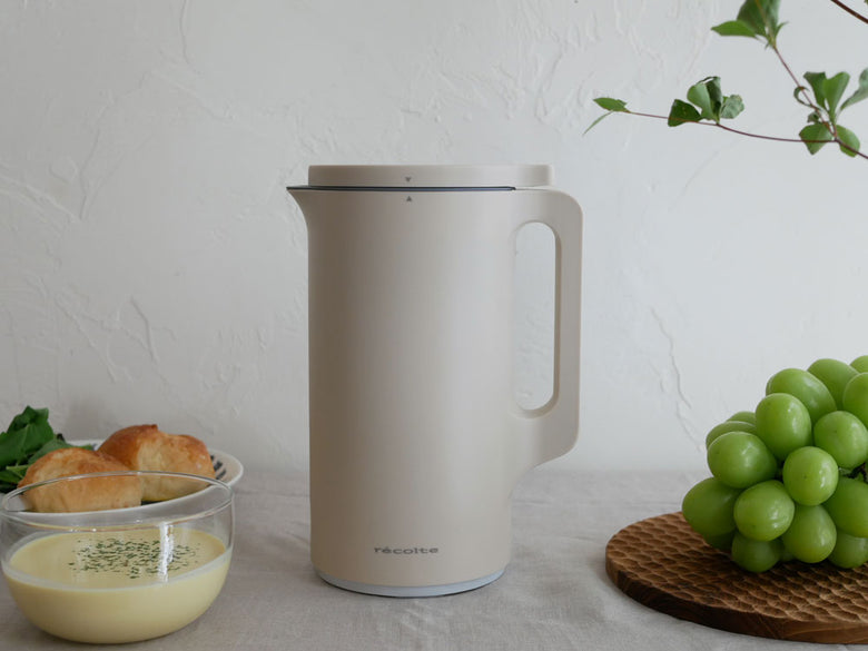 recolteの自動調理ポット本体とフタ、計量スプーン、お手入れブラシがセットになったキッチン家電