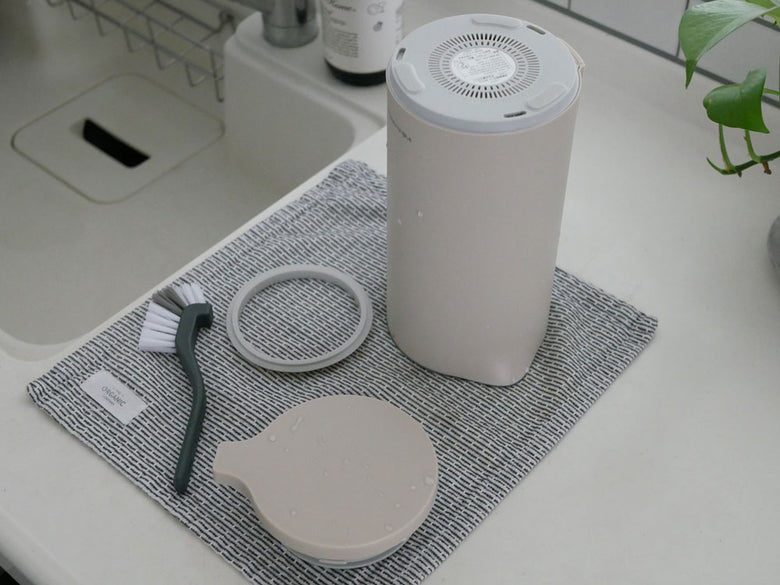 recolteのクリームホワイト自動調理ポット本体と付属品がキッチンカウンターに配置されている様子