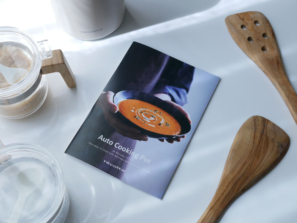 recolte自動調理ポットと食器、コーヒーカップ、ボウル、スパイスが並んだ調理シーン