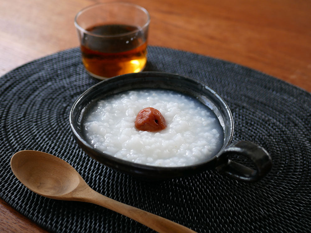 recolteの自動調理ポットと盛り付けられたご飯、食器および調理器具が並ぶキッチンの風景