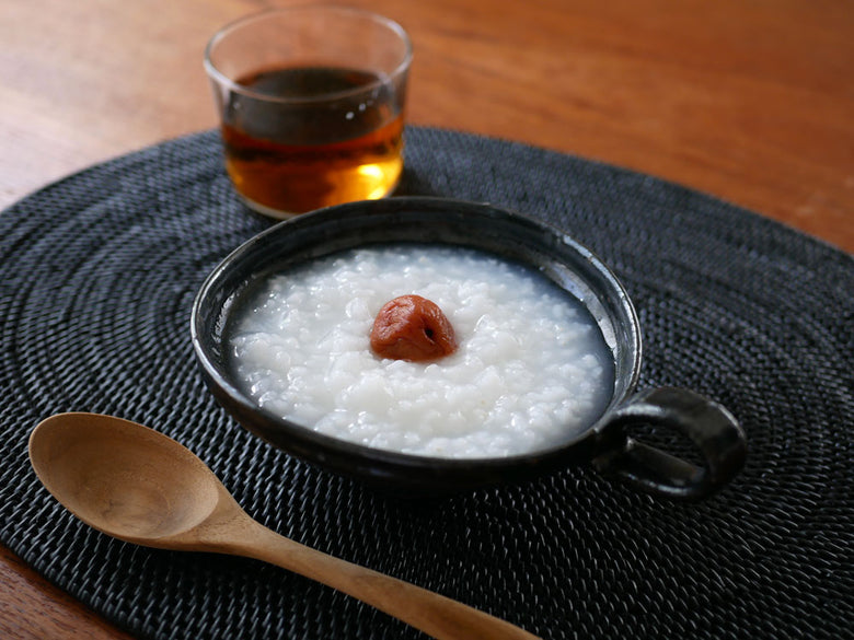 recolteの自動調理ポットと盛り付けられたご飯、食器および調理器具が並ぶキッチンの風景