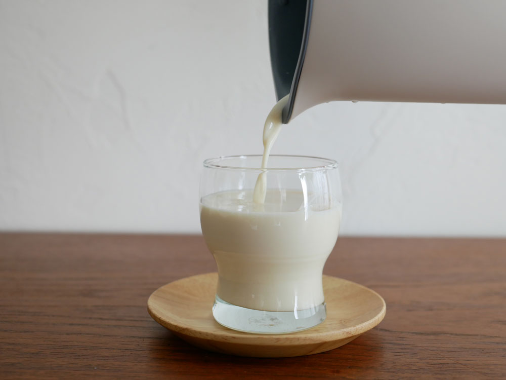 【recolte】自動調理ポットとアーモンドミルクや米ミルクを含む食器がキッチンに並んでいる様子