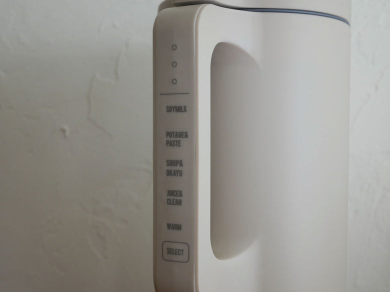 recolteの自動調理ポット、クリームホワイト色でステンレス内装の小型キッチン家電