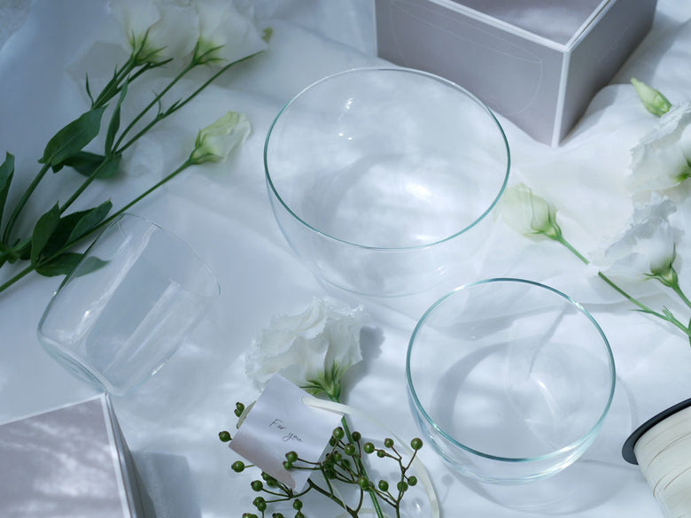 ボロシリケートガラス製のアイスクリームボウルとサラダボウルに、人工花が華やかにアレンジされたセット