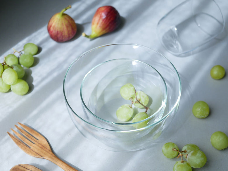 ティージー製の台湾ボロシリケートガラスで作られた500mlのアイスクリームボウル、1100mlのサラダボウル、360mlのプリンカップが並んでいるセット