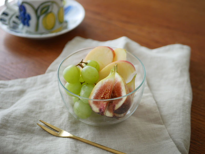 耐熱ホウケイ酸ガラス製のデザートボウルに新鮮なリンゴが美しく盛られた食卓の様子