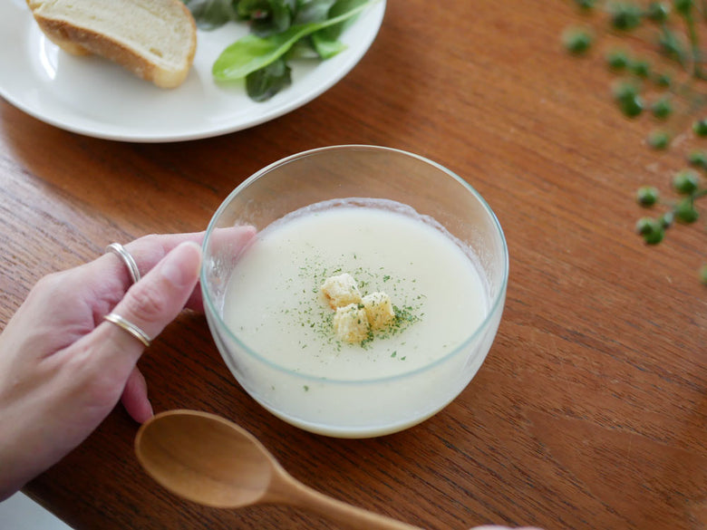 ホウケイ酸ガラス製のサラダボウルにリークスープを盛り付けた食卓の様子