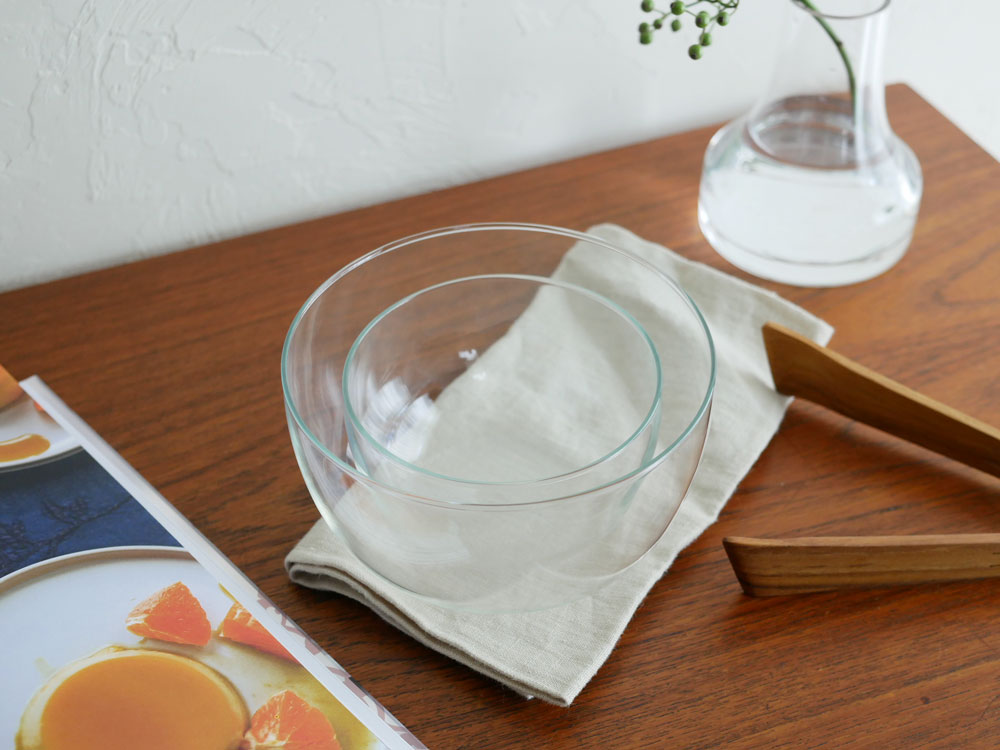 台湾製ボロシリケートガラスのアイスクリームボウル500ml、サラダボウル1100ml、プディングカップ360mlが並んだ