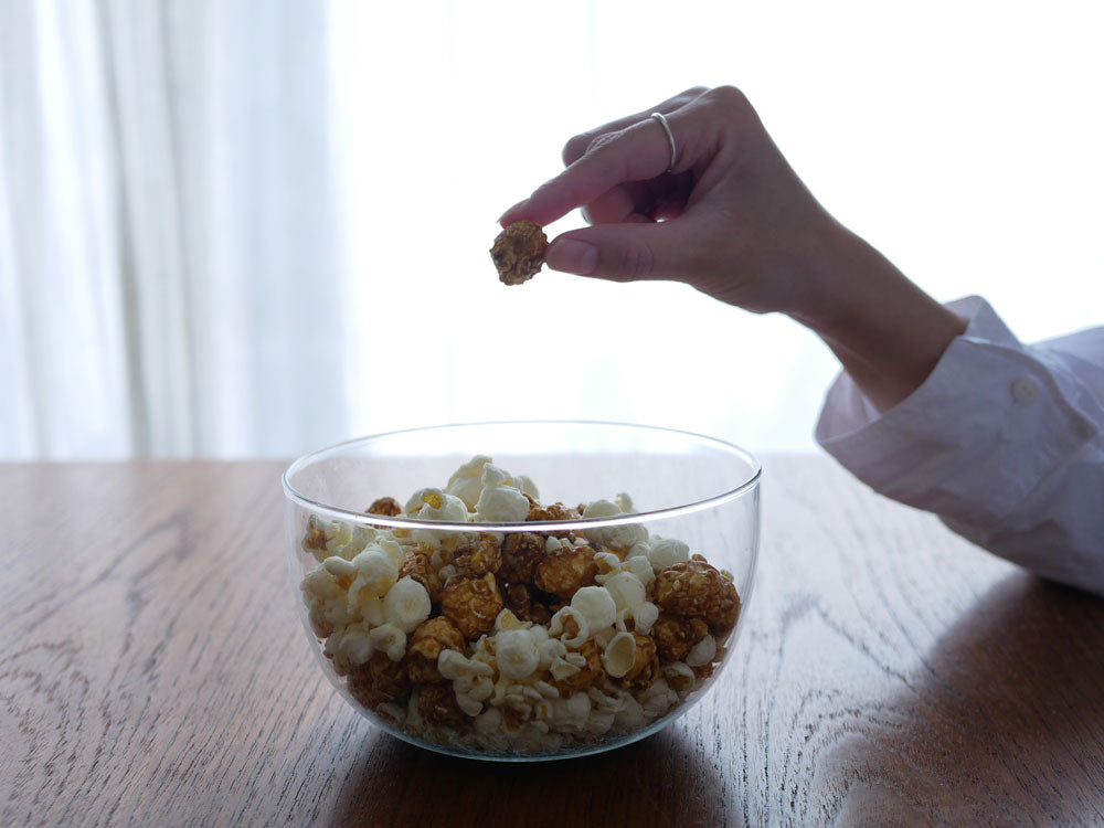 ホウケイ酸耐熱ガラス製の台湾製ボウルにポップコーンやシリアルが盛られたテーブルセッティング