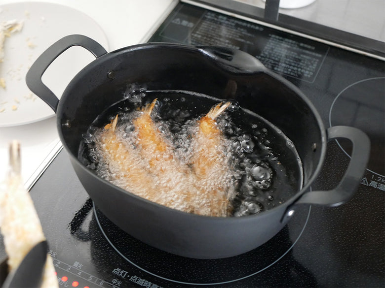 aikataアイカタの楕円形コンパクト鉄製揚げ鍋とステンレス製蓋、揚げざるがセットになったキッチン用品の画像