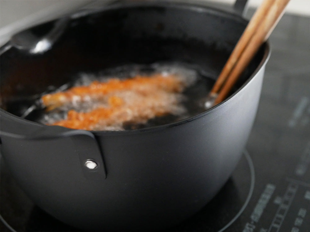 aikata（アイカタ）の楕円形コンパクト鉄製揚げ鍋と18-8ステンレス製蓋および揚げザルのセット