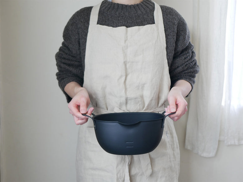 【aikata /アイカタ】楕円形のコンパクト鉄製揚げ鍋とステンレス製蓋および揚げザルのセット