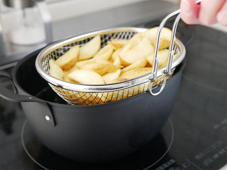 キッチンでaikata（アイカタ）のコンパクト鉄製揚げ鍋とステンレス蓋を使用して揚げ物を調理している様子