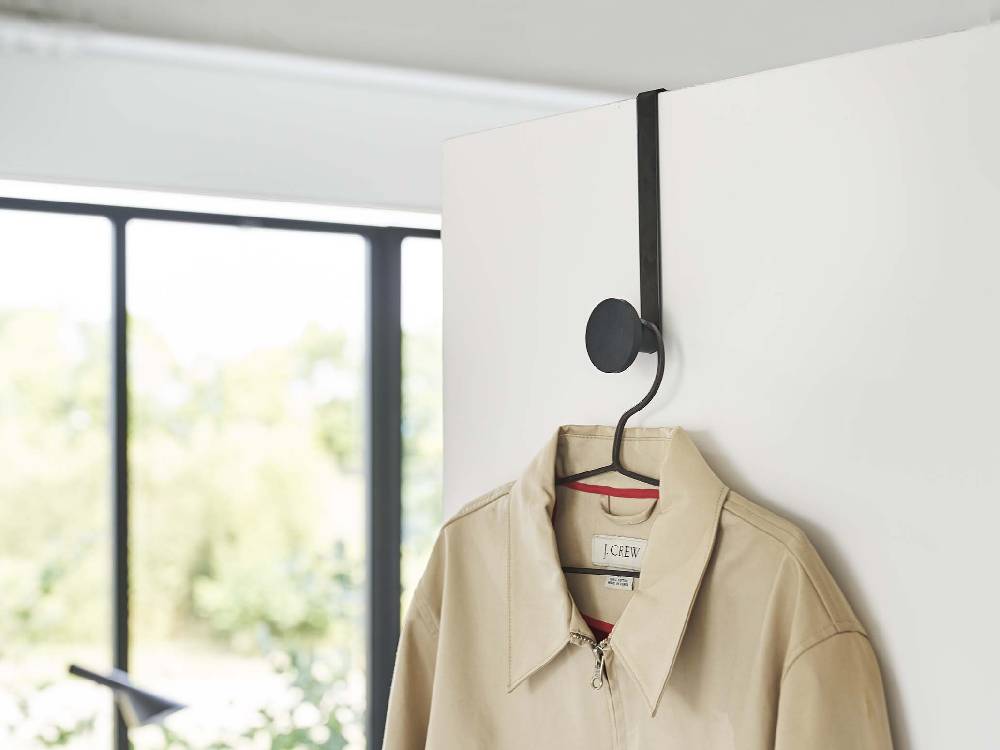 幅5cmのスチール製スマート滑り止め付きドアハンガーが室内のドアに取り付けられている様子