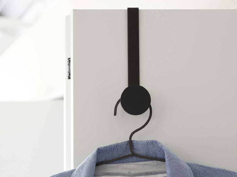 滑り止め付きドアハンガーに衣服が掛けられている様子