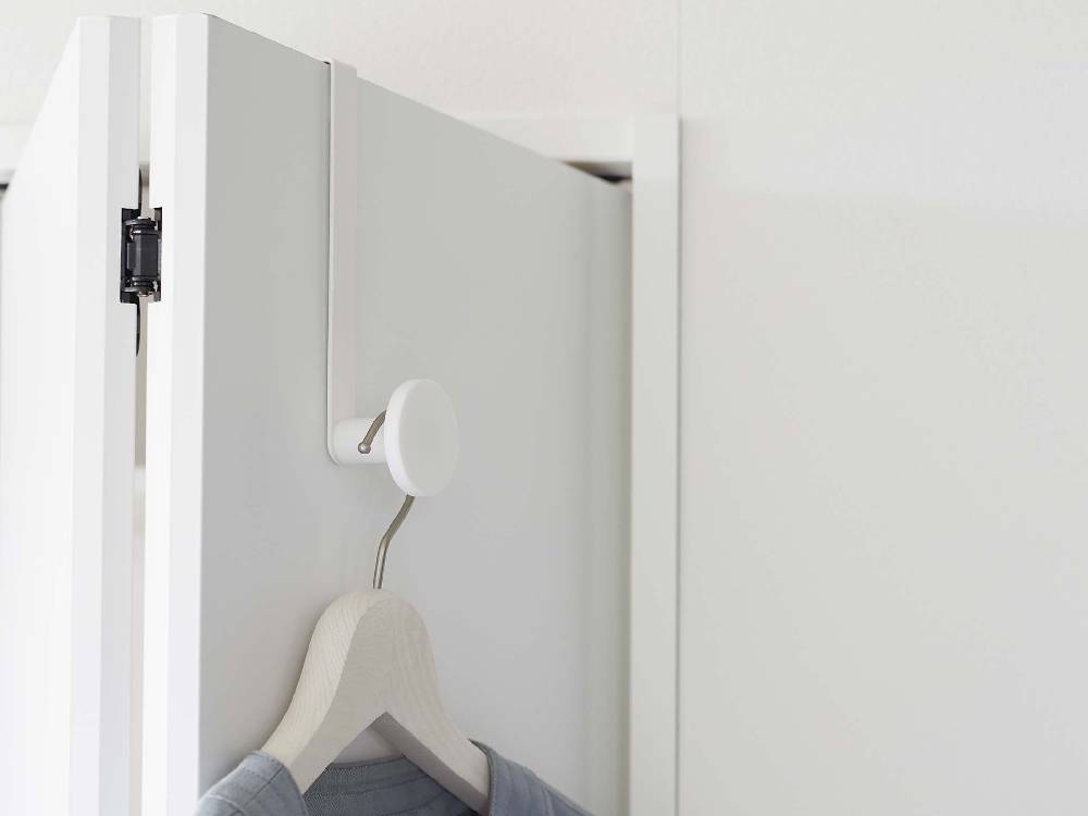 スチール製シリコーンフック付きスマート滑り止めドアハンガーが家庭用ドアにしっかりと取り付けられている様子