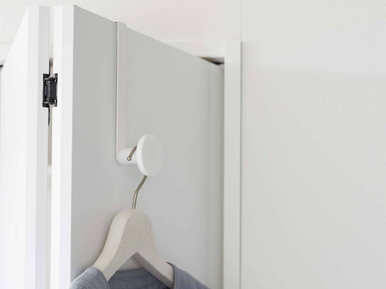 スチール製シリコーンフック付きスマート滑り止めドアハンガーが家庭用ドアにしっかりと取り付けられている様子