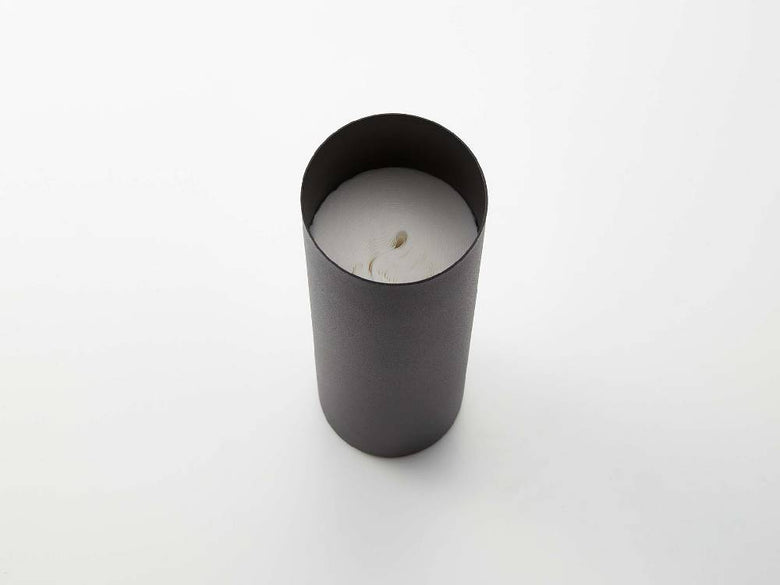 銀色のスチール製ボトル型ティッシュケース。蓋には天然木の積層合板が使用されています。