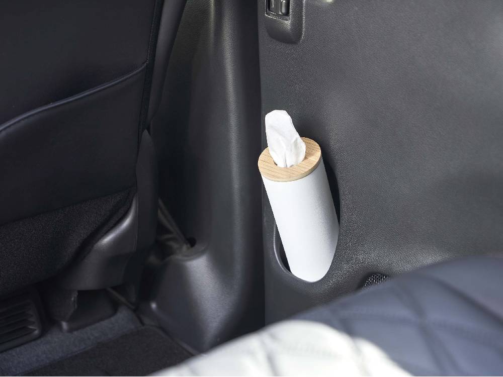 トヨタ車のレザーシートカバーに取り付けられた【RIN/リン】ボトル型ティッシュケース S。シートベルトとヘッドレストが背景に映る