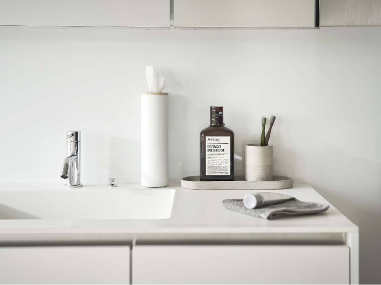 家庭用バスルームに陶器製シンクと蛇口が配置されたインテリア