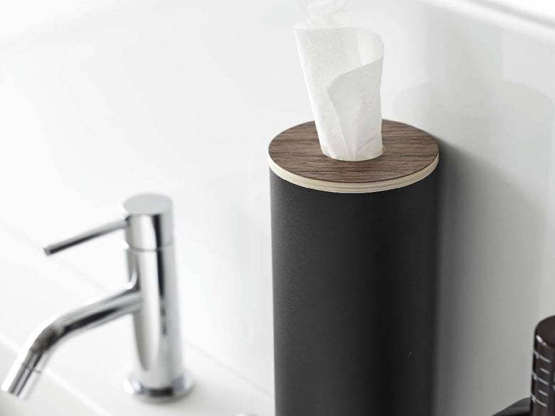 スチールと天然木を使用したボトル型ティッシュケース。直径9.2cm、高さ23.8cmの円筒形デザインで、キッチンやリビングにスタイリッシュにティッシュを収納します。