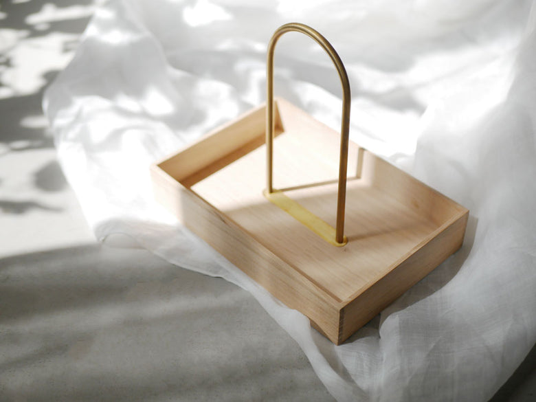 フリッツ・ハンセンのSkagerak Norr Carrier、オークと真鍮メッキ仕上げのスチール製ナプキンホルダー