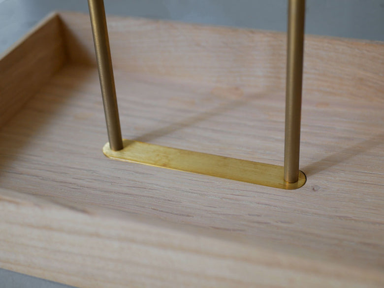 フリッツ・ハンセン Skagerak ノールキャリア。オーク材と真鍮メッキ仕上げのスチールを使用した自然なデザインの収納キャリア