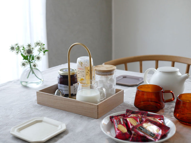 フリッツ・ハンセンのSkagerak Norr Carrierとテーブルウェアやキッチン用品が並べられた画像