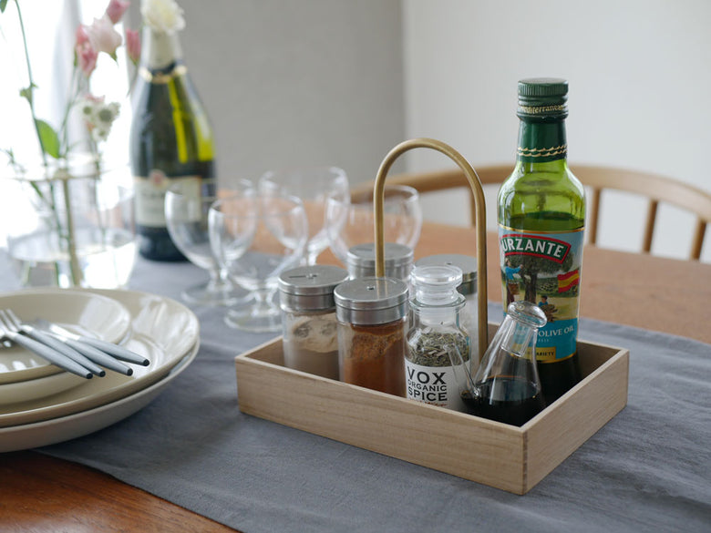 フリッツ・ハンセン Skagerak Norr Carrierにグラスボトルや食器、果物、アルコール飲料が美しく並べられたテーブルセッティング