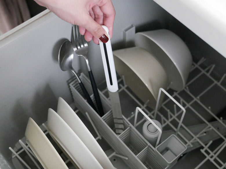 シルバーの食器ラックに整然と並べられたARCOSのパールホワイトとブラックのテーブルナイフセットとカトラリー