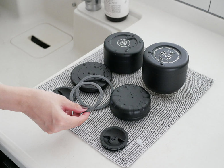 銀色のステンレス製サーモマグと蓋