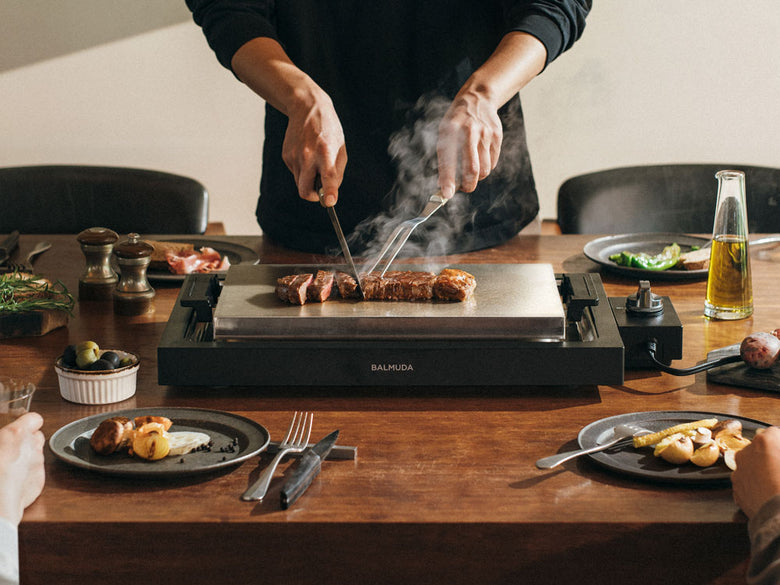 バルミューダ The Plate Pro、Griddle＆Cover、Takoyaki Plateを使用してたこ焼きを調理しているキッチンの様子