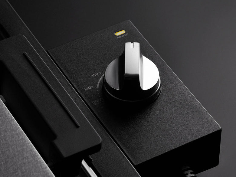 バルミューダのThe Plate Pro、Griddle＆Cover、たこ焼きプレートが並んだ電子調理器具セットの画像