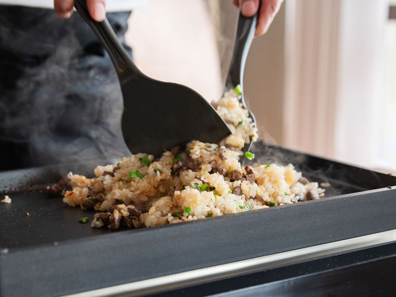 バルミューダのThe Plate Pro、Griddle&Cover、たこ焼きプレートがキッチンに並び、調理器具やフライ返しと共にセットアップされている様子