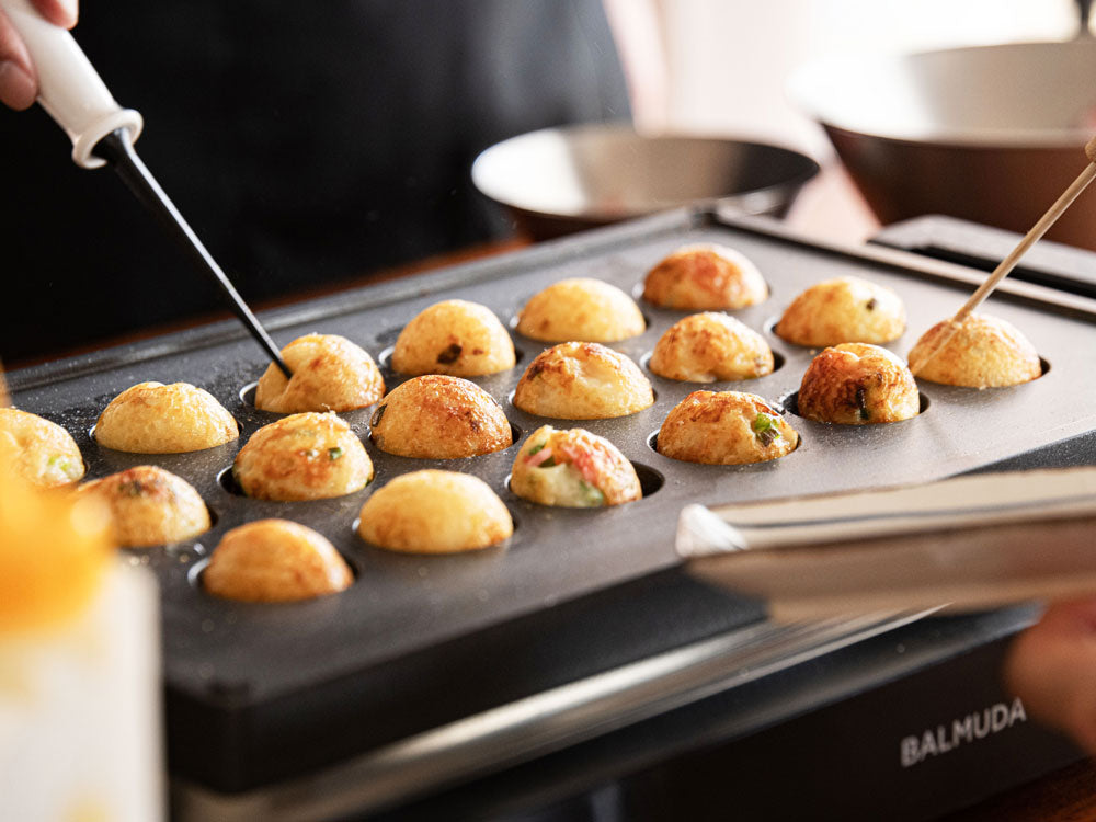 バルミューダThe Plate Proとたこ焼きプレートを使ってたこ焼きを調理している料理シーン