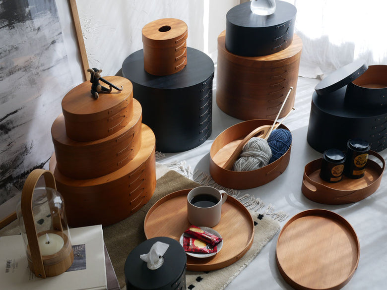 チェリー材で作られたアクシスの木製シェーカーティッシュボックス。自然な木目とシンプルなデザインがキッチンに調和しています