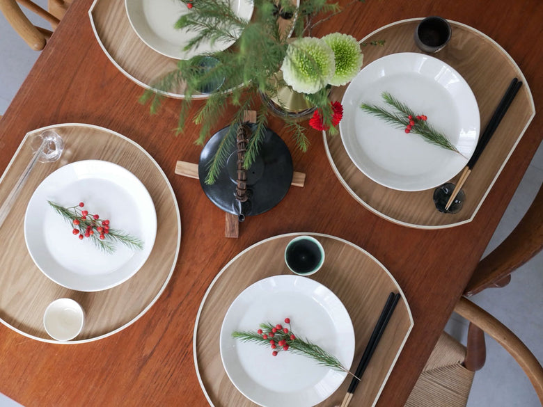 天然木製の半月型プレート、ナチュラルな木目が美しい食卓用食器