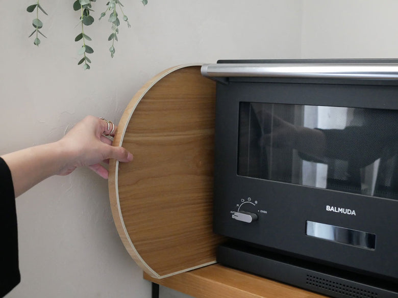 天然木製の半月盆がキッチンの棚に美しく配置されている様子