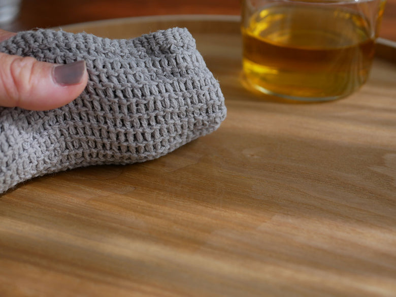 天然木で作られたナチュラル塗装の半月形盆