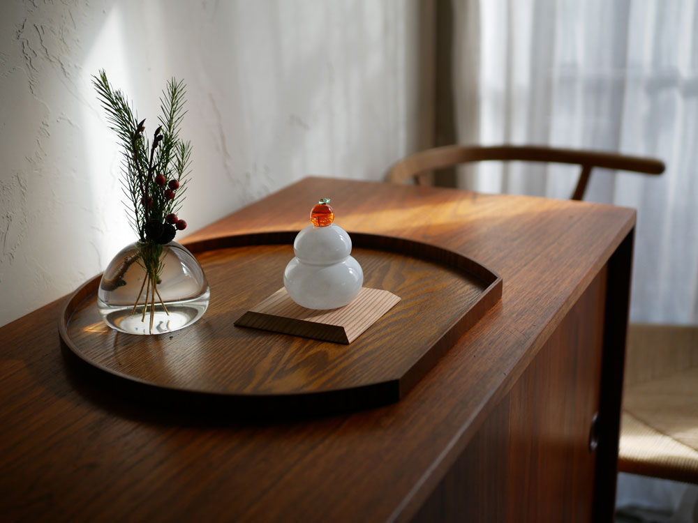 天然木の半月盆が木製のテーブルの上に置かれている