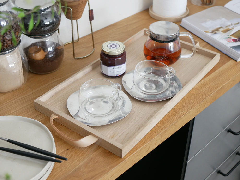 フリッツ・ハンセンのスカゲラック・ノール トレイに並べられたオークとレザーの食器セット