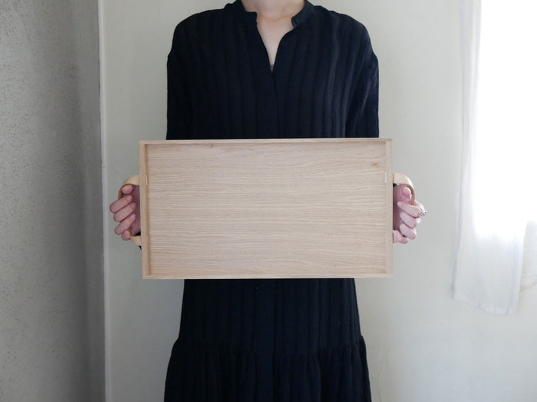 フリッツ・ハンセンのSkagerak Norr Tray、オークとレザーを使用した木製トレイ