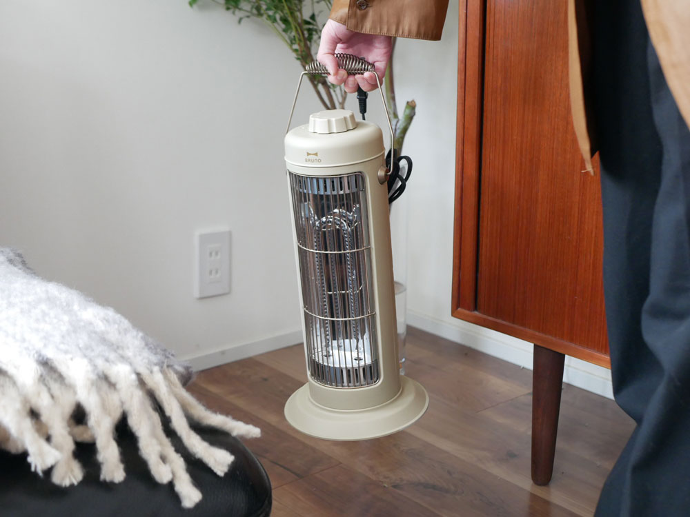 BRUNOのノスタルジックなminiカーボンヒーター。コンパクトで軽量なデザインの家庭用小型暖房機器。プラスチックとスチール製で高さ約386mm。