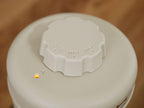 プラスチック製の蓋とボトルキャップが写っている画像