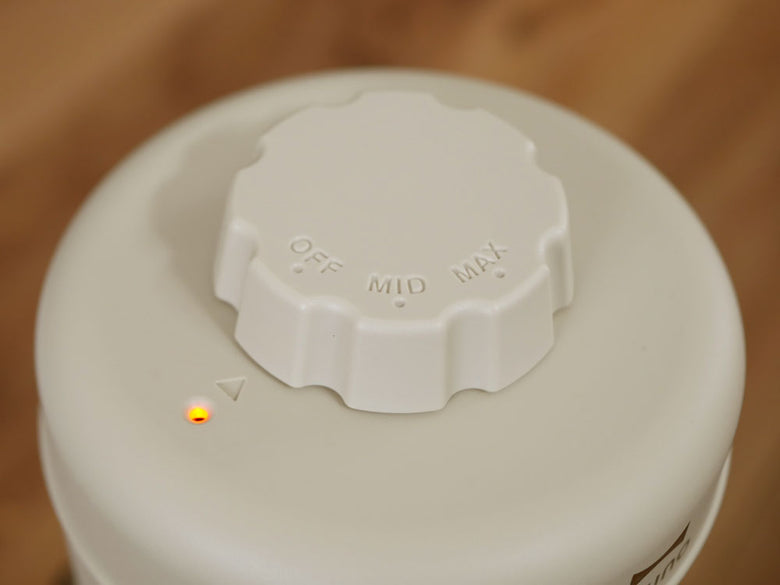 プラスチック製の蓋とボトルキャップが写っている画像