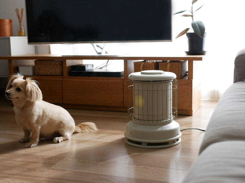 【BRUNO/ブルーノ】全方位型ファンヒーターClassicStoveが木製の床の上に配置されている製品画像